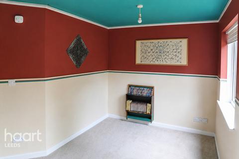 2 bed property, in Lapwing Close, £100,000