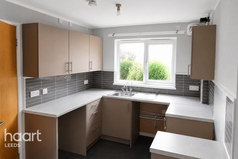 2 bed property, in Lapwing Close, £100,000