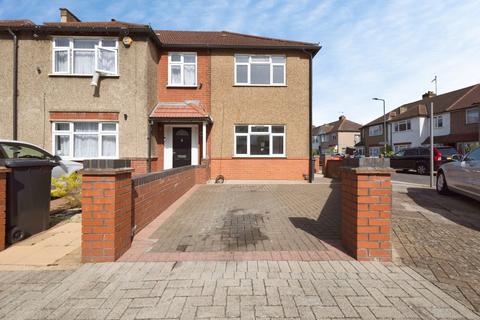 2 bed property, in Lewis Crescent, £450,000
