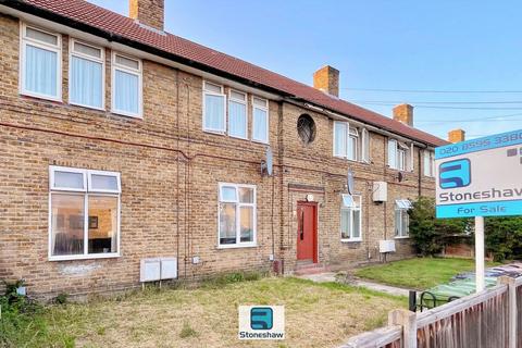 2 bed property, in Armstead Walk, £260,000