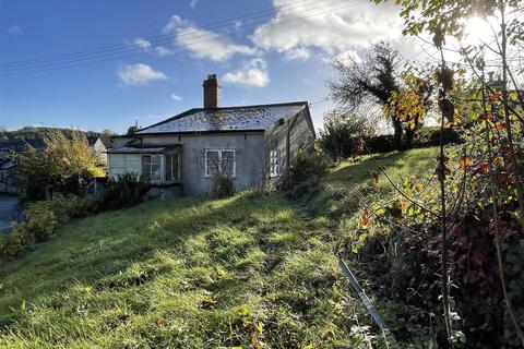 2 bed property, in Victoria Road, £150,000