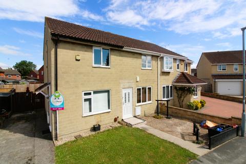 2 bed property, in 11 Withygrove Close, £200,000