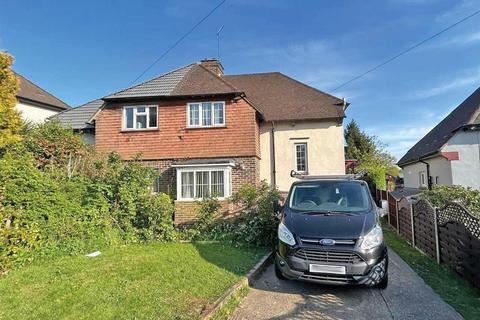 3 bed property, in Coldshott, £280,000
