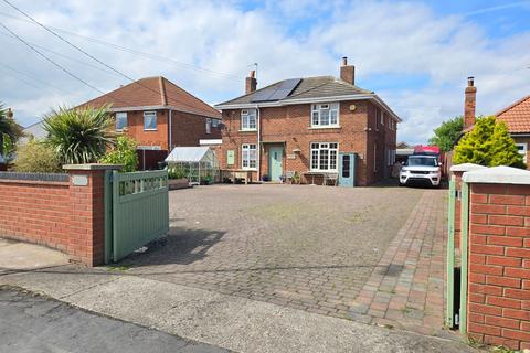 4 bed property, in Sea Road, £499,000