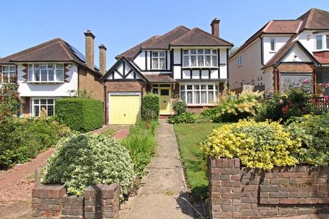 4 bed property, in Broadoaks Way, £980,000