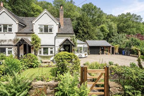 2 bed property, in The Dale, £375,000