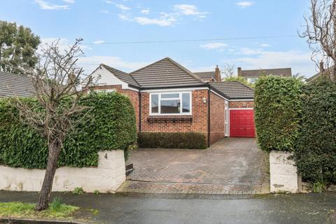 2 bed property, in Farnham Park Close, £455,000