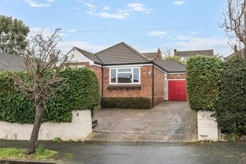 2 bed property, in Farnham Park Close, £455,000
