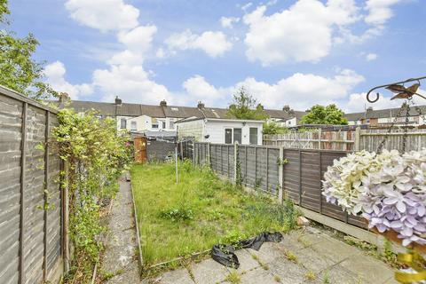 3 bed property, in Chaucer Road, £160,000