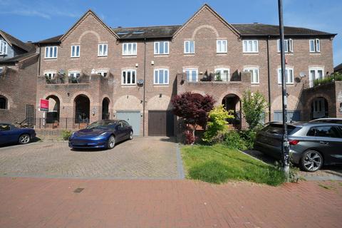 3 bed property, in Southwell Riverside, £495,000