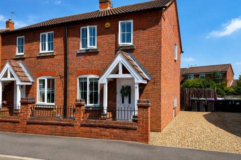 2 bed property, in Falcon Way, £165,000