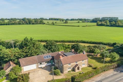 5 bed property, in Main Road, £950,000
