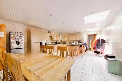 4 bed property, in Cottenham Road, £950,000