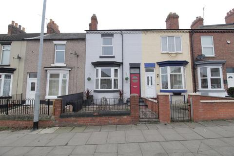 2 bed property, in North Road, £165,000