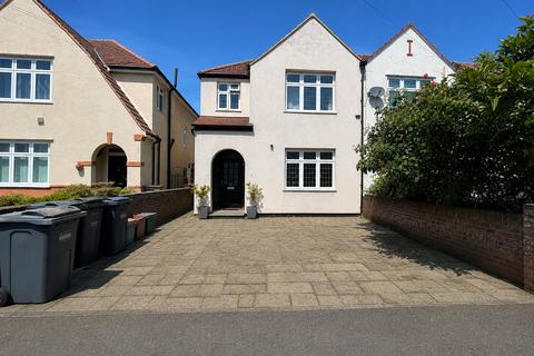 4 bed property, in Chatsworth Crescent, £649,950