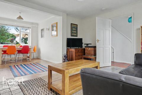 3 bed property, in Haylands Way, £400,000