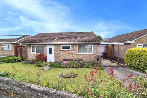 2 bed property, in Manor Way, £275,000