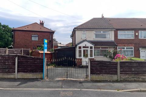 2 bed property, in Old Farm Crescent, £135,000
