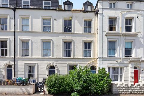 2 bed property, in Rosedene Flats 15 West Square, £50,000