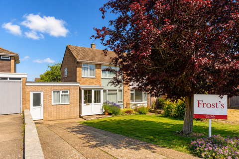 4 bed property, in Tarnside Close, £400,000