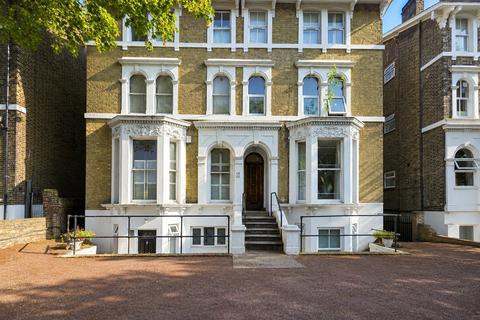 1 bed property, in Shooters Hill Road, £325,000