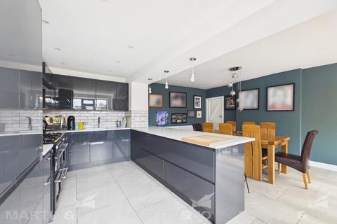 4 bed property, in Main Street, £450,000