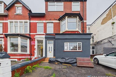 8 bed property, in Reads Avenue, £175,000