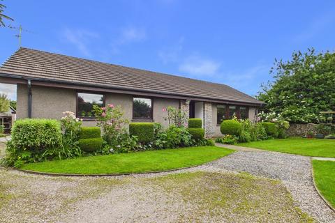 4 bed property, in Main Street, £425,000