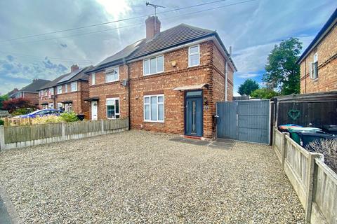 2 bed property, in Parkfield Road, £190,000