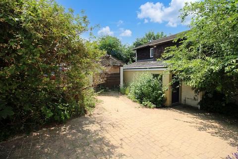 3 bed property, in Silver Hill Road, £299,950