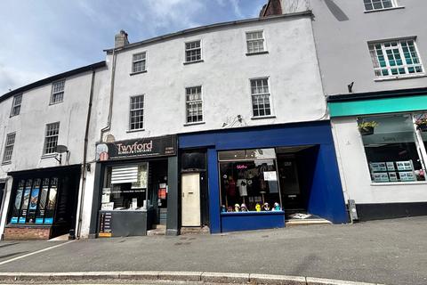 1 bed property, in Fore Street, £95,000