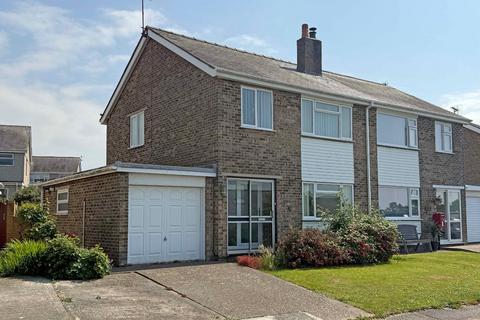 3 bed property, in Ffordd Eryri, £200,000