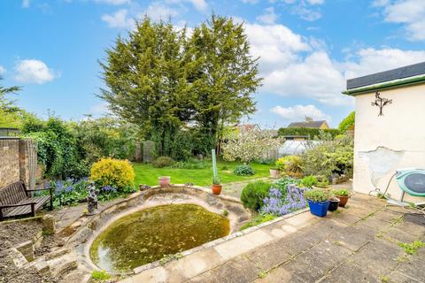 4 bed property, in Wildwood Avenue, £650,000