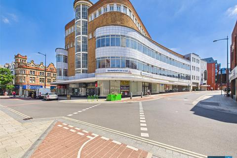 1 bed property, in St. Sepulchre Gate, £45,000