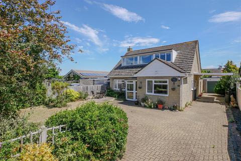 3 bed property, in Plough Close, £595,000