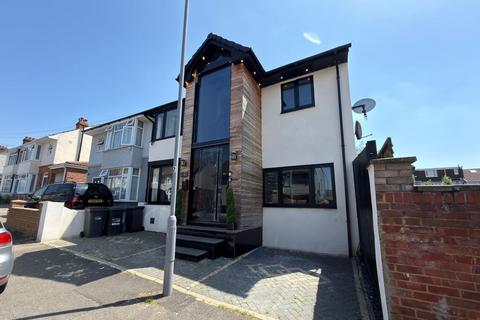 6 bed property, in 23 Medina Road, £465,000