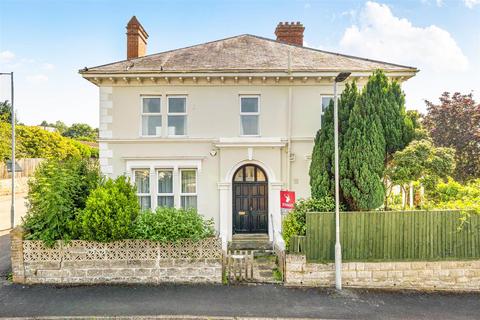 3 bed property, in Hayne Park, £295,000