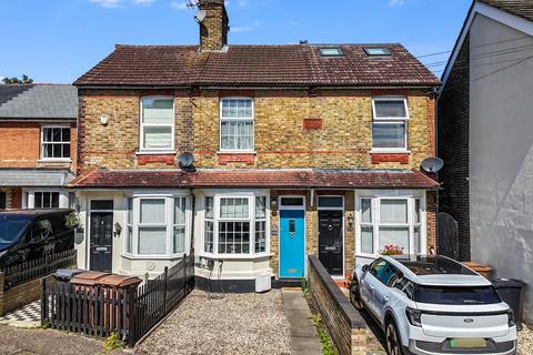 2 bed property, in Upper Bridge Road, £400,000