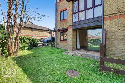 1 bed property, in Louvain Road, £180,000