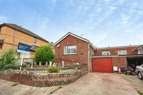 2 bed property, in Alexandra Road, £270,000