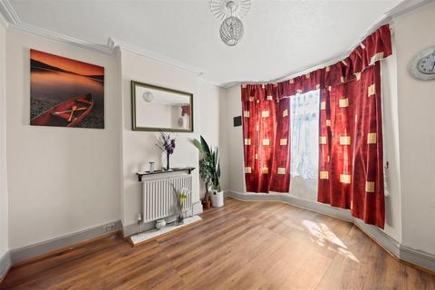 2 bed property, in Denmark Road, £350,000