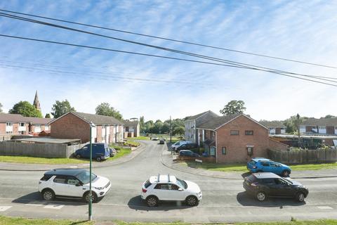2 bed property, in Parkfields, £150,000