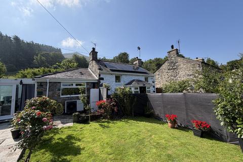 1 bed property, in Off the A499, £195,000