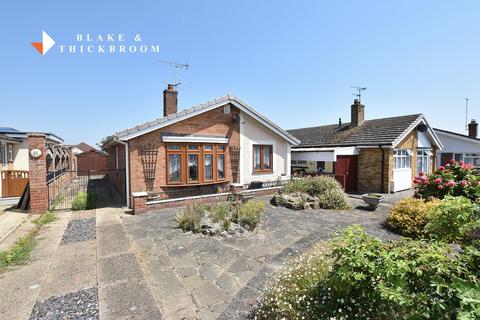 2 bed property, in Woodlands Close, £240,000