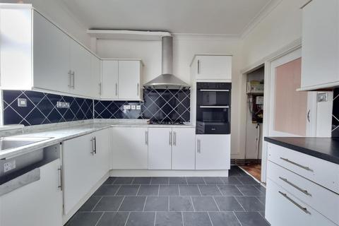 3 bed property, in Golfe Road, £435,000