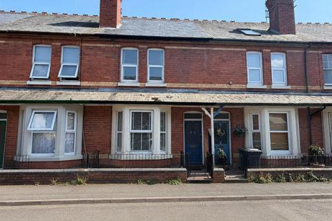 2 bed property, in Grove Road, £240,000