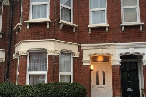 5 bed property, in Woodside Gardens, £800,000
