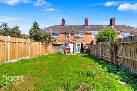 3 bed property, in Cort Crescent, £210,000