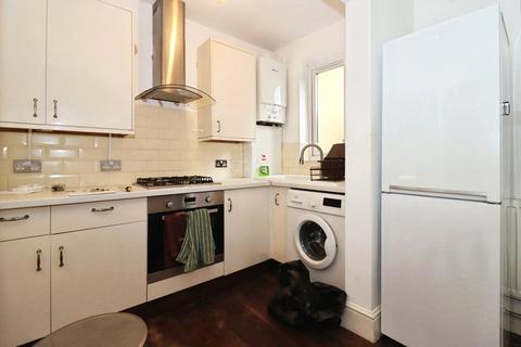 2 bed property, in Gloucester Street, £180,000