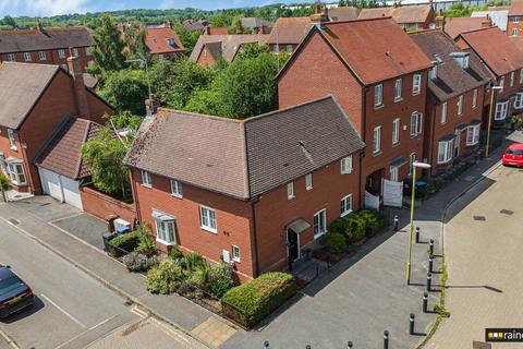 3 bed property, in Salisbury Village, £550,000